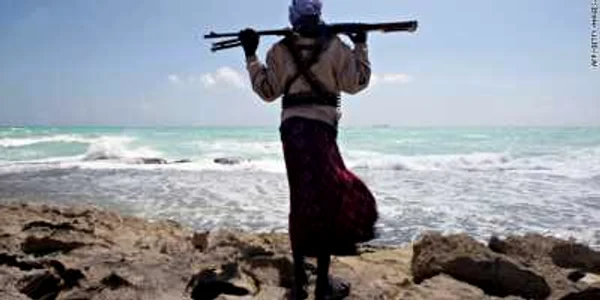 Cel puţin trei nave au fost capturate de piraţii somalezi în golful Aden
