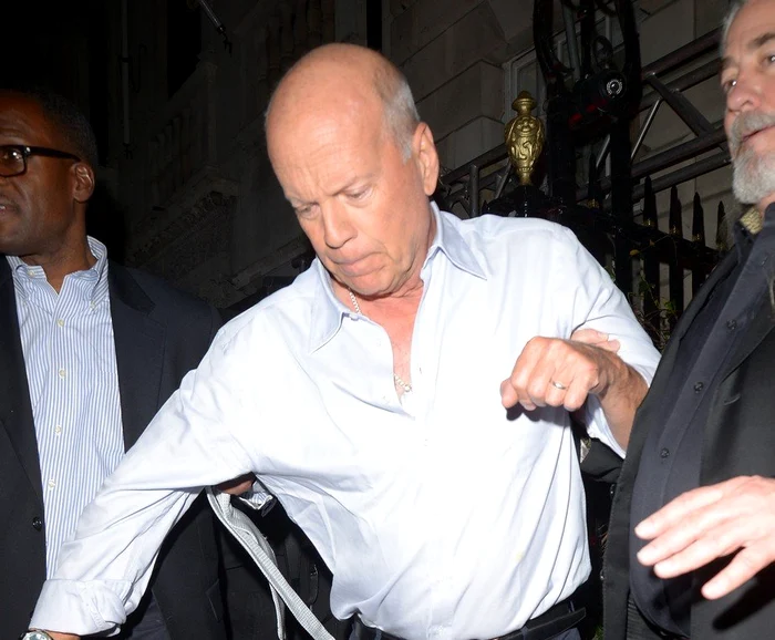 
    Bruce Willis are 63 de ani şi îi place băuturafoto: Profimedia  