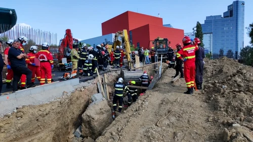 Muncitori prinsi sub un mal de pamant în zona Biblioteca Nationala accident de munca FOTO