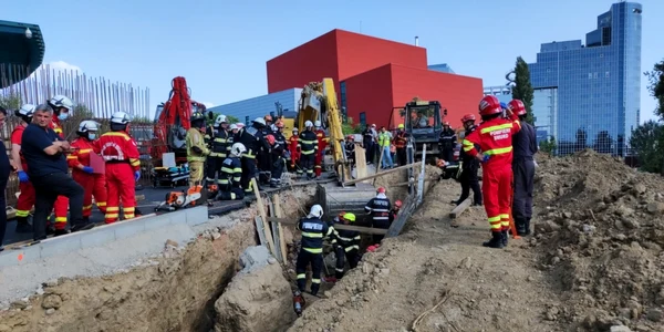 Muncitori prinsi sub un mal de pamant în zona Biblioteca Nationala accident de munca FOTO