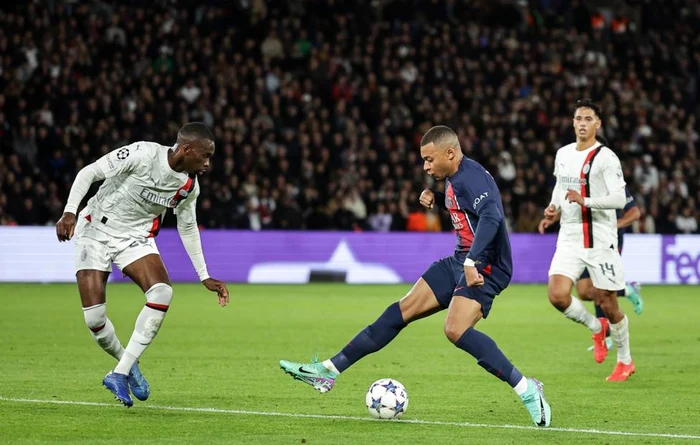 Fundașii Milanului Fikayo Tomori și Tijani Reynder și atacantul PSG Kylian Mbappe. Foto: EPA-EFE