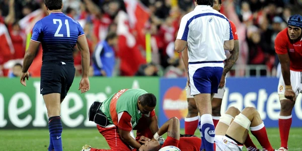 Fabrice Estebanez (nr. 21) este eliminat temporar pentru placaj periculos * Foto: Reuters