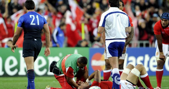 Fabrice Estebanez (nr. 21) este eliminat temporar pentru placaj periculos * Foto: Reuters