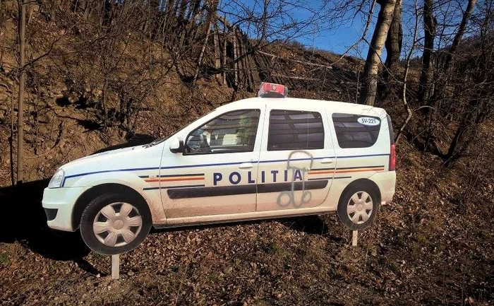 Panoul poartă însemnele cuiva care a urat "de bine" Poliţiei