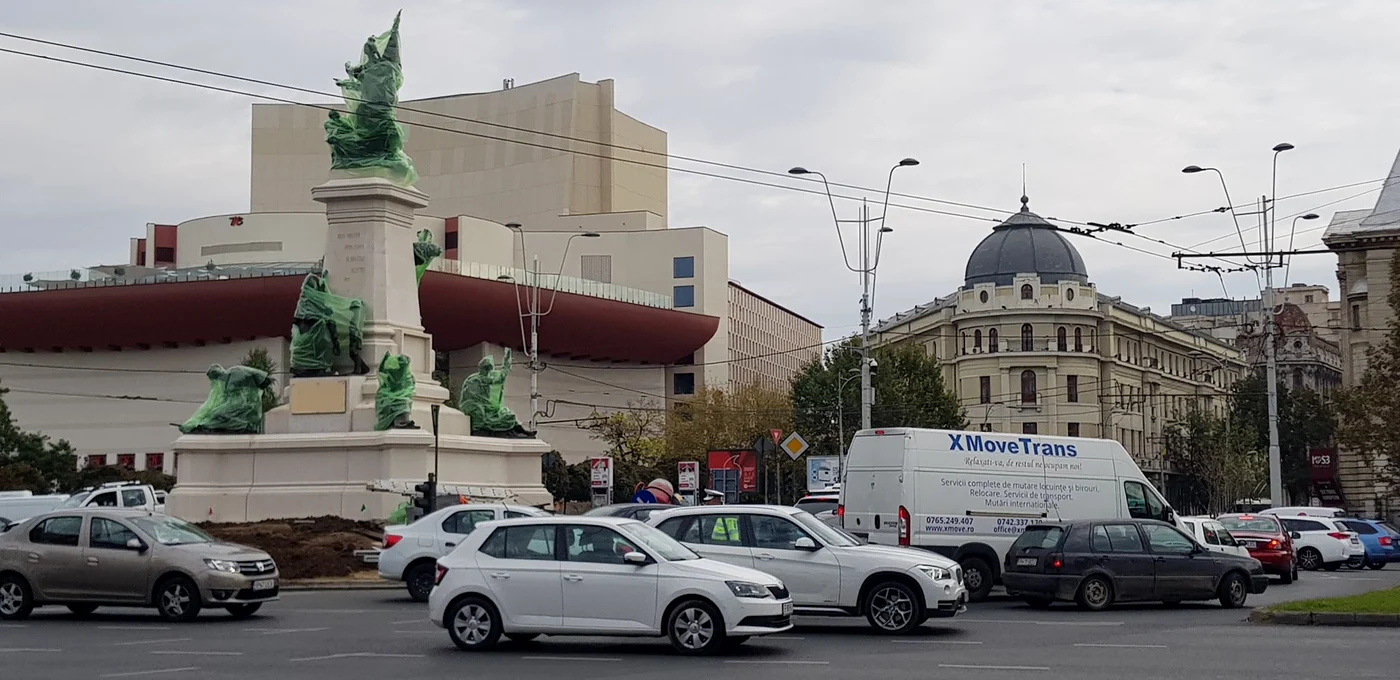 
    Monumentul dedicat lui I.C. Brătianu din Piața Universității are 14 metri înălțime și o greutate totală de 160 de tone, fiind realizat de sculptorul Ionel StoicescuFoto: Gabriel Peneș  