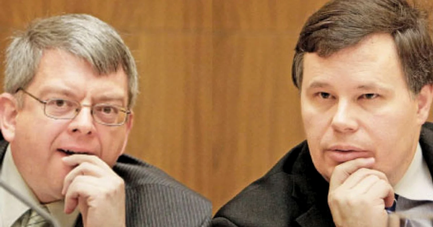 Tony Lybek (stânga), reprezentantul FMI în România, şi Jeffrey Franks, şeful delegaţiei la Bucureşti   