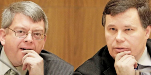Tony Lybek (stânga), reprezentantul FMI în România, şi Jeffrey Franks, şeful delegaţiei la Bucureşti   