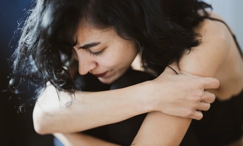 femeie obosita imbratiseaza genunchii 3356489 jpg