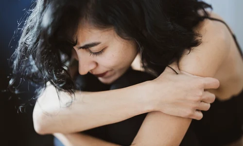 femeie obosita imbratiseaza genunchii 3356489 jpg