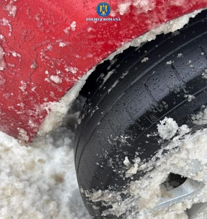 Amenda primită de o șoferiță prinsă cu cauciucuri de vară pe autostrada acoperită cu zăpadă