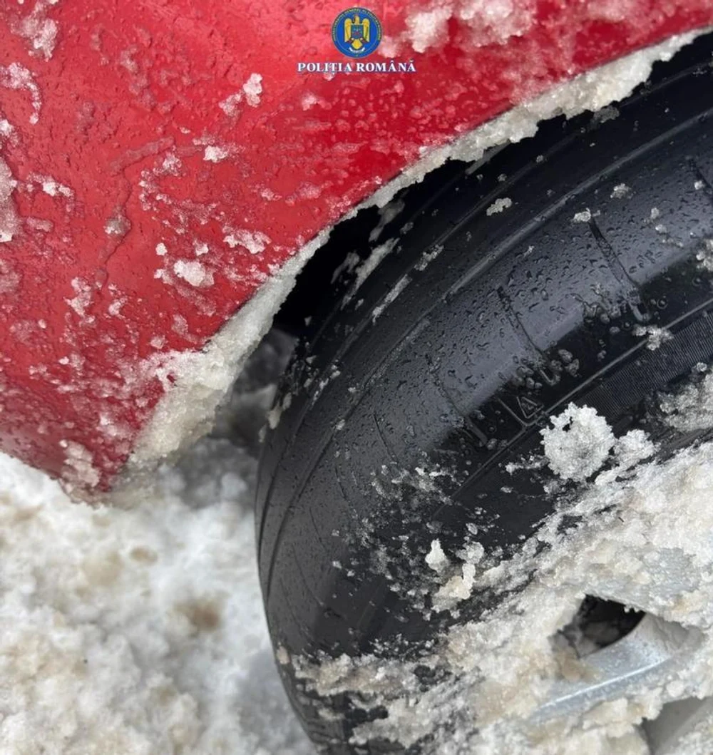 Amenda primită de o șoferiță prinsă cu cauciucuri de vară pe autostrada acoperită cu zăpadă