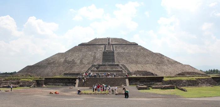 Teotihuacan, Pyramid of the Sun (20498681808) jpg jpeg