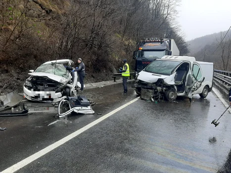 Accident cu patru victime printre care o copilă de 2 ani pe Valea Oltului la ieșire din Boița Sibiu Foto IPJ Sibiu jpeg