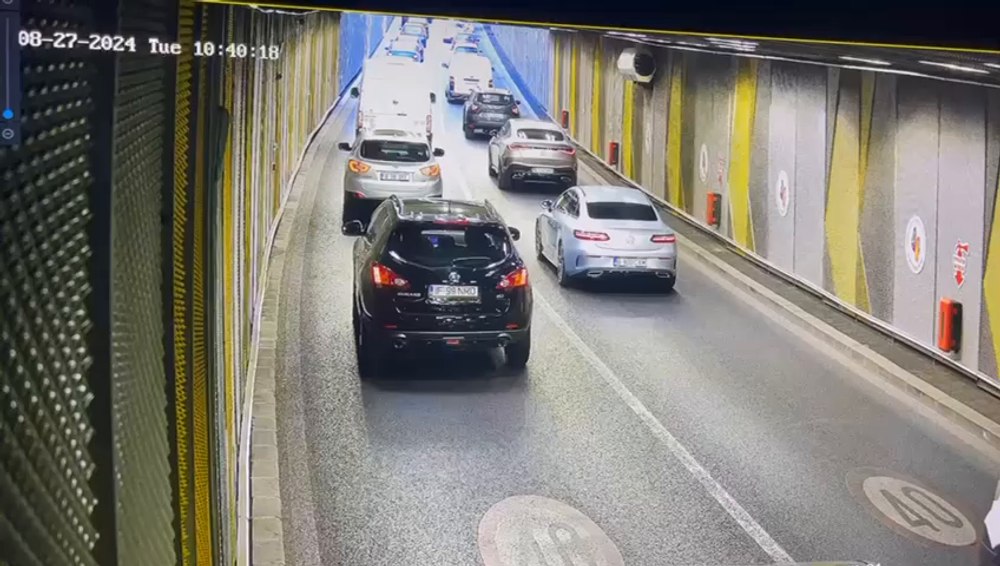 Trafic restricționat în Pasajul Unirii, după ce o dubă a lovit un ventilator