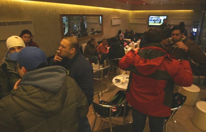 
    Timp de o săptămână, în barurile din Piaţa Universităţii nu se va mai vinde strop de alcool  