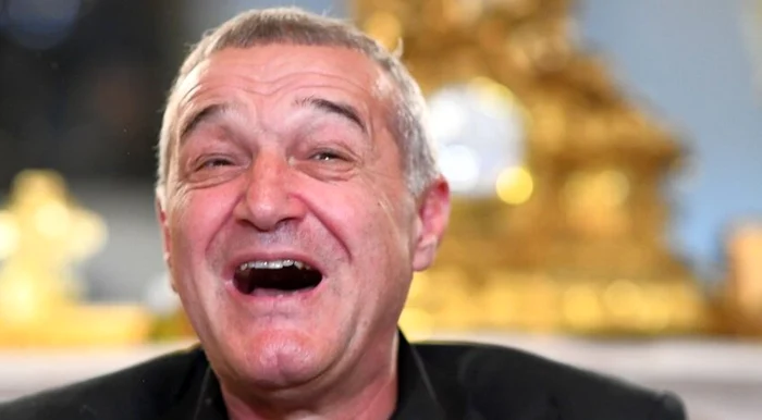 Imagine sugestivă cu Gigi Becali, cel mai mediatizat om din fotbalul românesc.