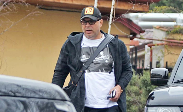 Revenit din Dubai pentru o scurtă vacanţă în ţară, antrenorul Cosmin Olăroiu a şocat cu noul său look