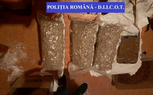 Droguri de mare risc şi alte bunuri confiscate în urma unui operaţiuni care a vizat destructurarea unui grup infracţional dezvoltat în patru judeţe Foto DIICOT