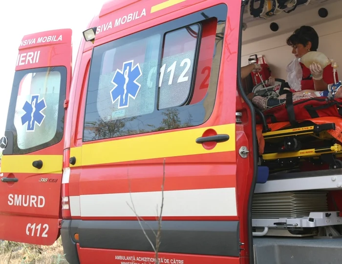 
    Medicii de pe ambulanţă l-au resuscitat fără succes  