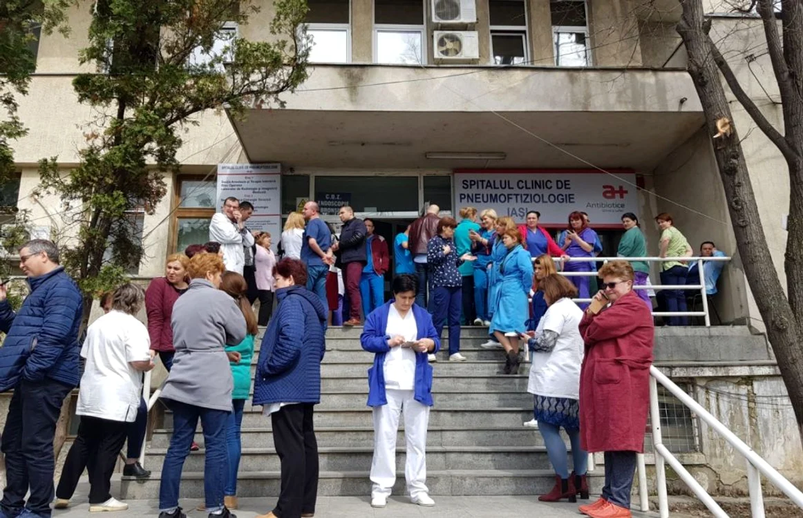 Protest spontan Spitalul de Pneumoftiziologie Iaşi FOTO Iulia Ciuhu