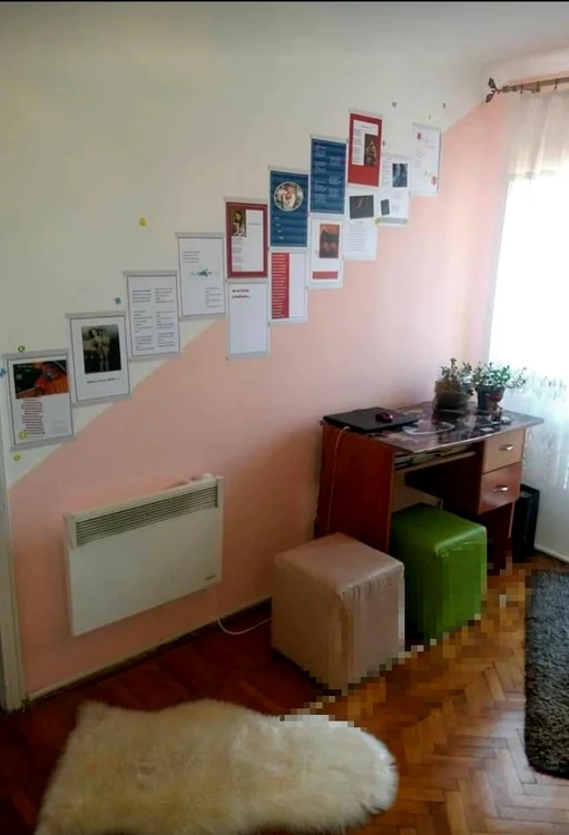 Camera Nicoletei Voicu. În perete se vede convectorul electric. Foto: arhivă personală