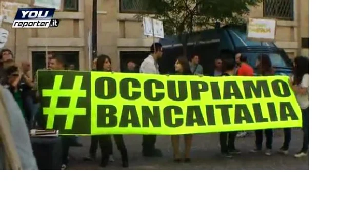 Tinerii au protestat în faţa Băncii Italiei din Bologna