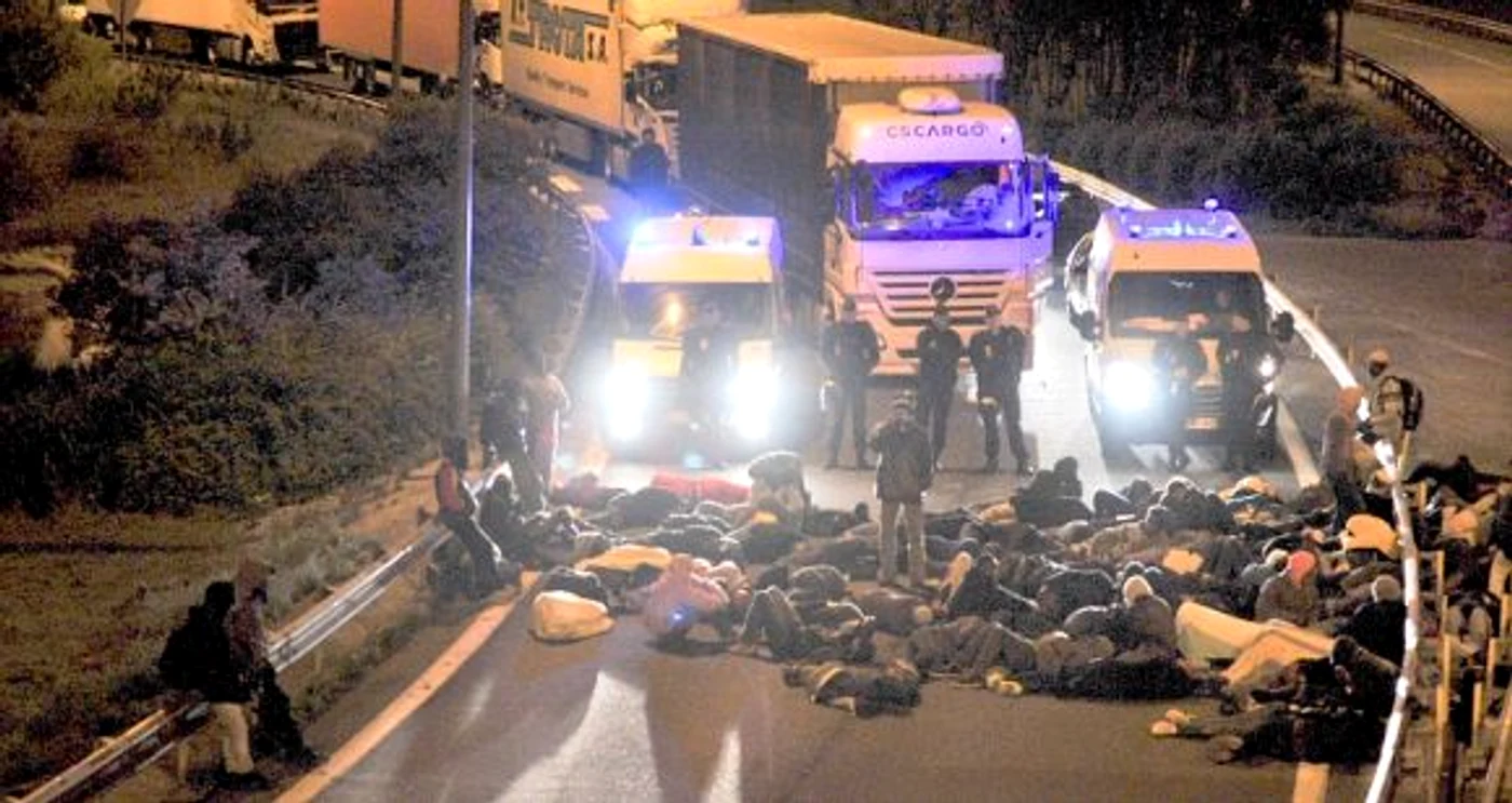 Oamenii au dormit în mijlocul străziiFoto: dailymail.co.uk