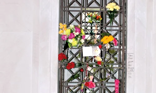 Cripta se află  în cimitirul Forest  Hill din Memphis jpeg