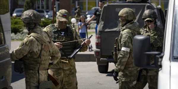 Trupe ruse patruleaza pe străzile din Melitopol Ucraina FOTO AFP