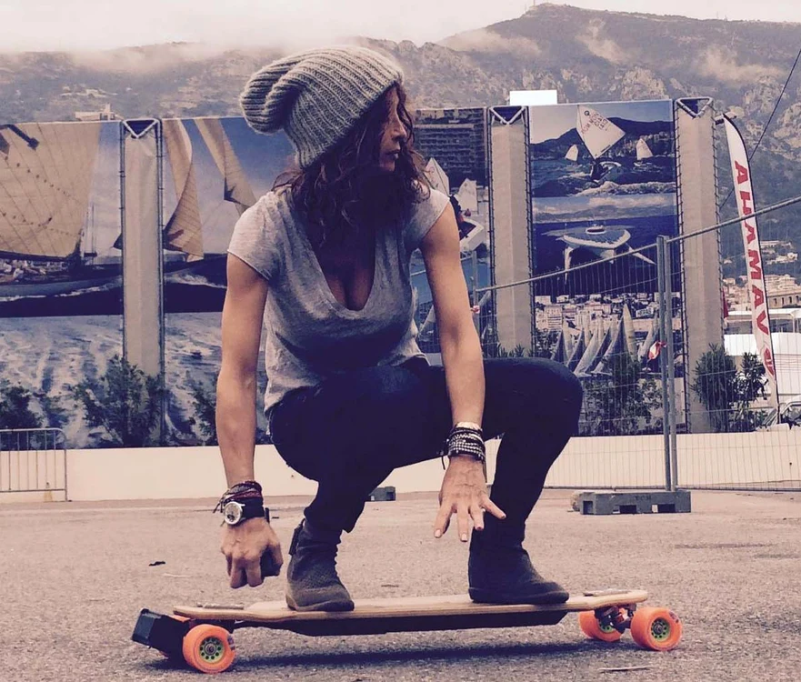Ea se plimbă cu un skateboard electric pe străzile din Monaco
