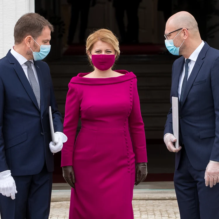 Președinta Slovaciei, Zuzana Caputova, într-o ținută grena, de la masca de protecție până la pantofi