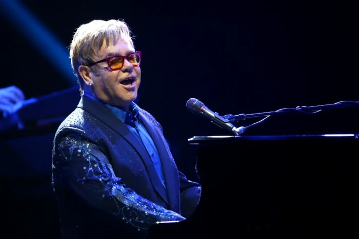 Elton John face parte din ansambul de artişti care au colaborat pentru realizarea videoclipului „God Only Knows“ FOTO AFP