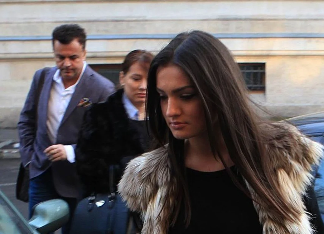 Diana Enache şi Adrian Enache (în plan secund), la unul dintre termenele procesului cu Ali Kanaan