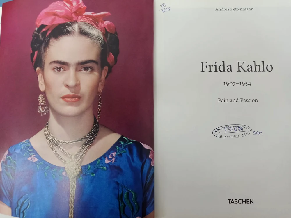 Carte despre Frida Kahlo, la Biblioteca Județeană din Arad FOTO Ioana Nistor 
