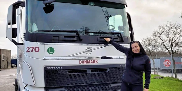 Roxana Maria Țincu, șoferița de TIR care aleargă pe șosele Europei. FOTO Facebook