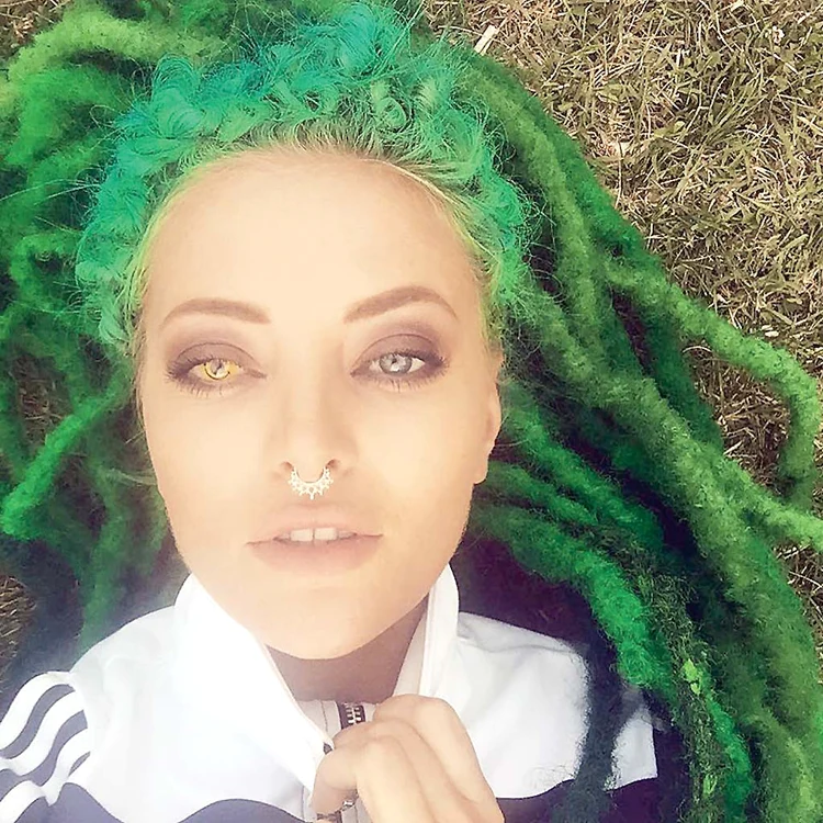 Delia. Lentile de contact galbene şi zâmbăreţe, 75 de lei, perucă cu dreduri verzi (cozi în stil Bob Marley), 500 lei