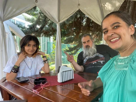 Nouria, fiica Salma și noul soț al actriței au ieșit la terasă foto: Facebook 