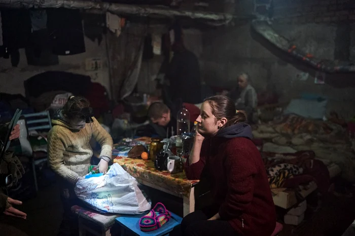 Ucraineni care se adăpostesc la subsol în timpul bombardamentelor din Soledar FOTO Profimedia