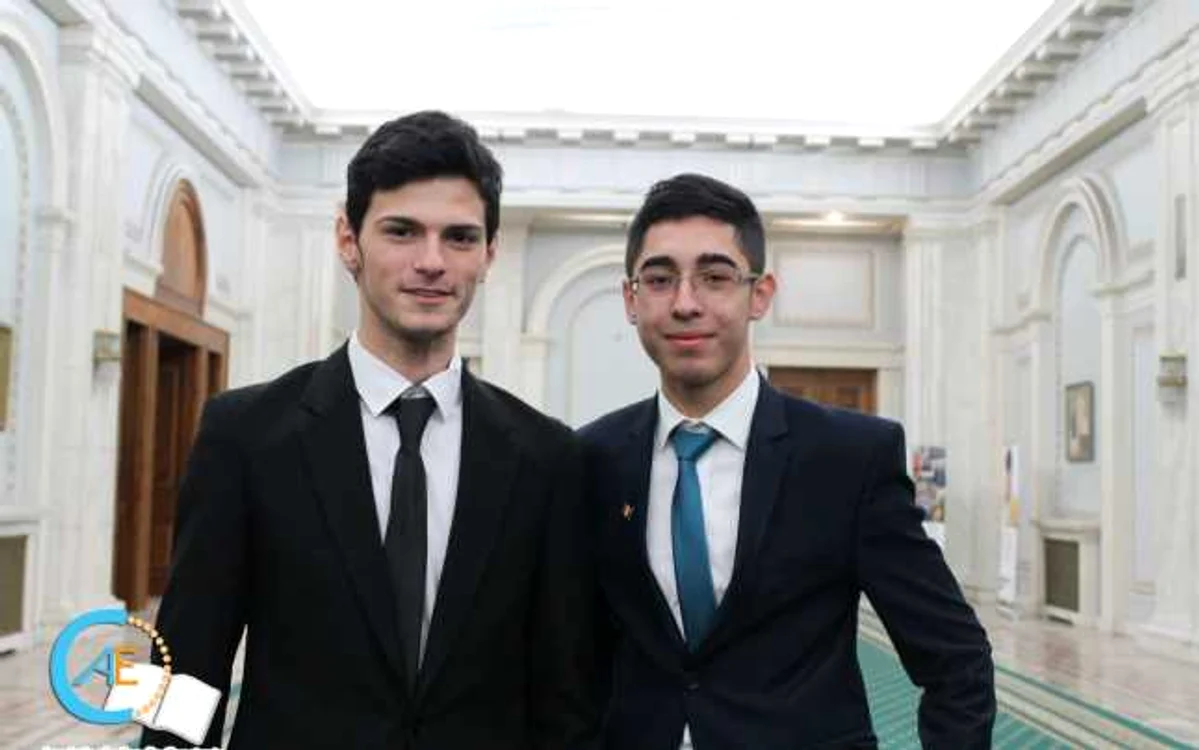 Andrei Eduard Burghelia şi Alexandru Manda, reprezentanţi ai Asociaţiei Elevilor din Constanţa în Parlament FOTO Mara Bălaşa
