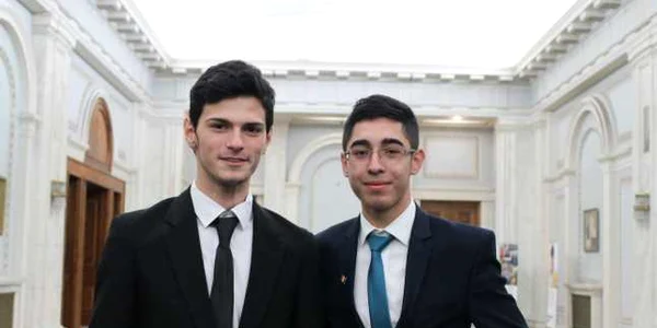 La Parlament - Andrei Eduard Burghelia şi Alexandru Manda de la Asociaţia Elevilor din Constanţa Foto Mara Bălaşa
