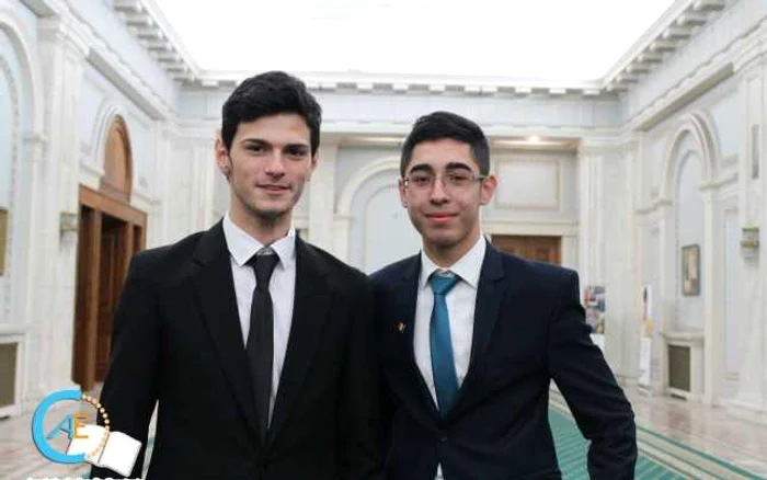 Andrei Eduard Burghelia şi Alexandru Manda, reprezentanţi ai Asociaţiei Elevilor din Constanţa în Parlament FOTO Mara Bălaşa