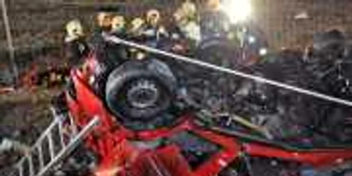 Din microbuzul roşu a mai rămas doar un morman de fiare 