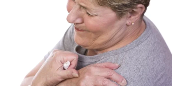 Femeile suferă mai des de artrită, afecțiune care crește riscul de atac de cord