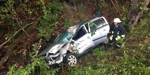 Maşina a ajuns într-o râpă de pe marginea drumului