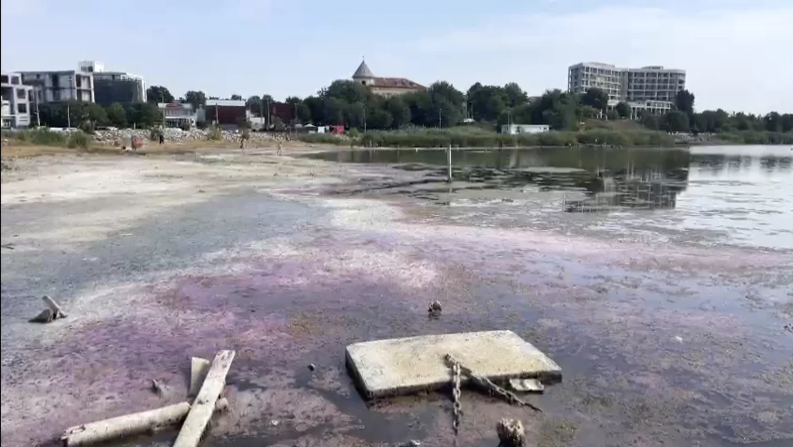 Turiștii pot face baie în lac făară grijă Sursa A.I.