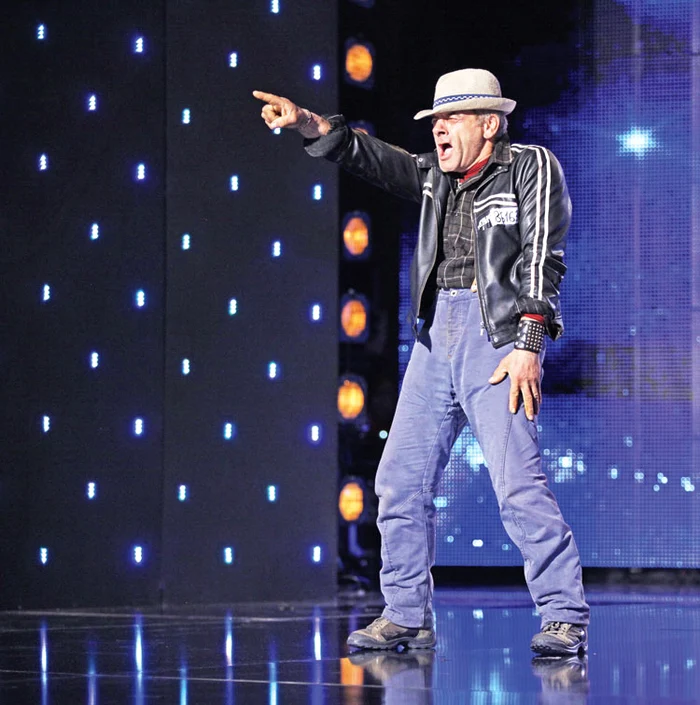 
    Lăcrămioara a prezentat un moment de twerking, dans ce presupune mişcări lascive ale posterioruluiFotografii: PRO TV   