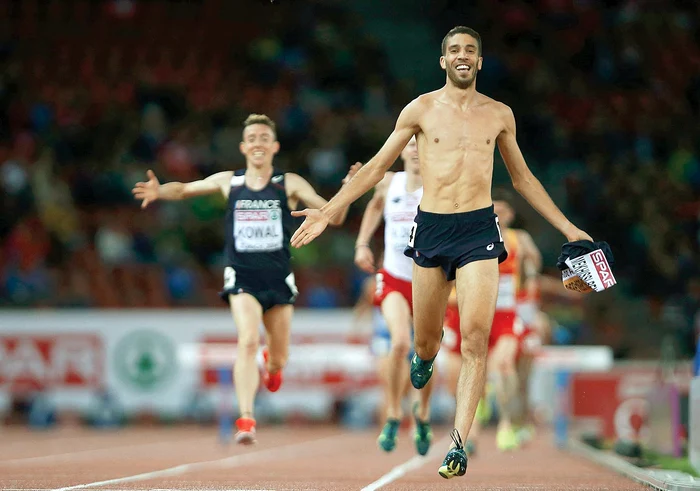 
    ...şi a sărit peste ultimul obstacol cu tricoul în gurăFoto: Reuters  