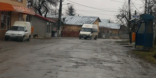 Drumurile din Râfov au fost distruse de maşinile de mare tonaj ale firmelor de la autostrada Bucureşti-Ploieşti (foto: A. Policală)