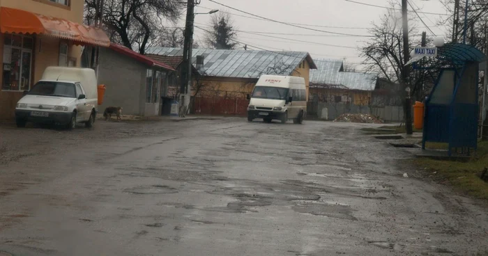 Drumurile din Râfov au fost distruse de maşinile de mare tonaj ale firmelor de la autostrada Bucureşti-Ploieşti (foto: A. Policală)