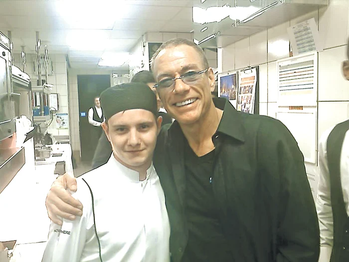 
    După ce a mâncat din preparatul lui Tavi, Van Damme a ţinut să-l cunoască şi să-i strângă mânaFoto Arhivă Personală  